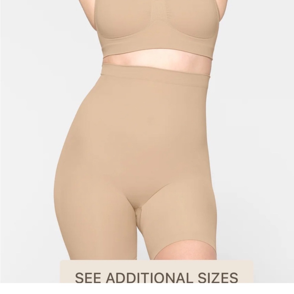 SKIMS Seamless Sculpt Mid Waist Mid Thigh Short (BRAND NEW)